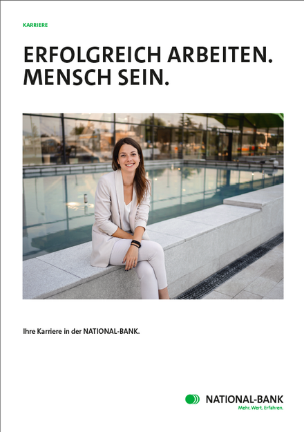 Titelblatt Karrierebroschuere mit Ueberschrift "Erfolgreich Arbeiten. Mensch Sein". Bild: Frau im hellen Kostuem sitzt auf der Umrandung eines Wasserbassins vor einem Business-Gebaeude. Text "Ihre Karriere bei der National-Bank".
