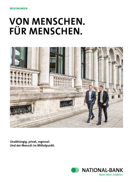 Plaktat mit Ueberschrift "Von Menschen. Fuer Menschen." Bild: Zwei Herren in Businesskleindung passieren redend ein historisches Bankgebaeude. Text: "Unabhaengig, privat, regional. Und der Mensch im Mittelpunkt."