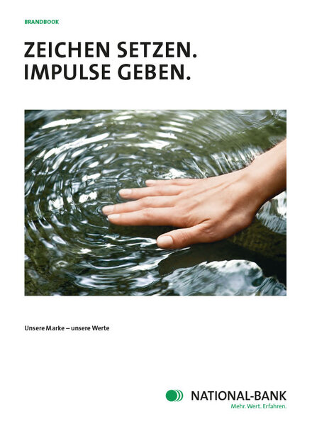 Titelseite Brandbook, Ueberschrift "Zeichen setzen. Impulse geben" Bild: Flache Hand berührt Wasseroberfläche und loest konzentrische Wellen aus. Text: "Unsere Marke – unsere Werte"