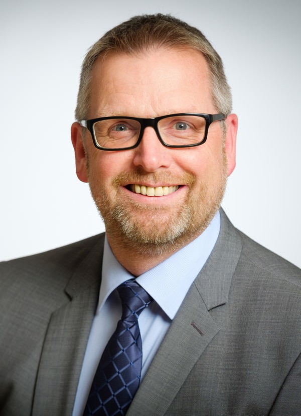 Portraitfoto von Herrn Hütten