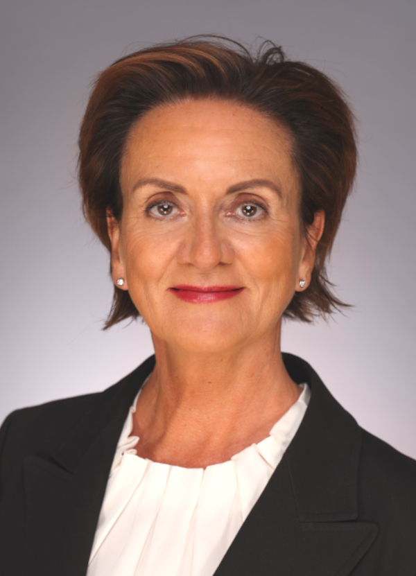 Portraitfoto von Frau Ries