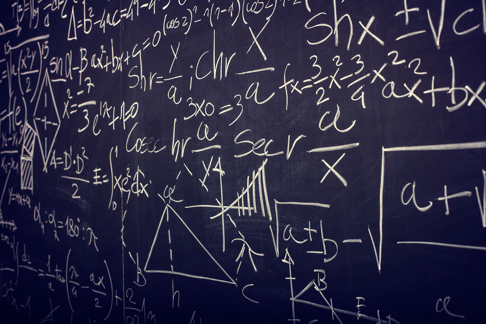 Bild zeigt mathematische Formeln und geometrische Figuren auf einer Tafel ohne weiteren Zusammenhang